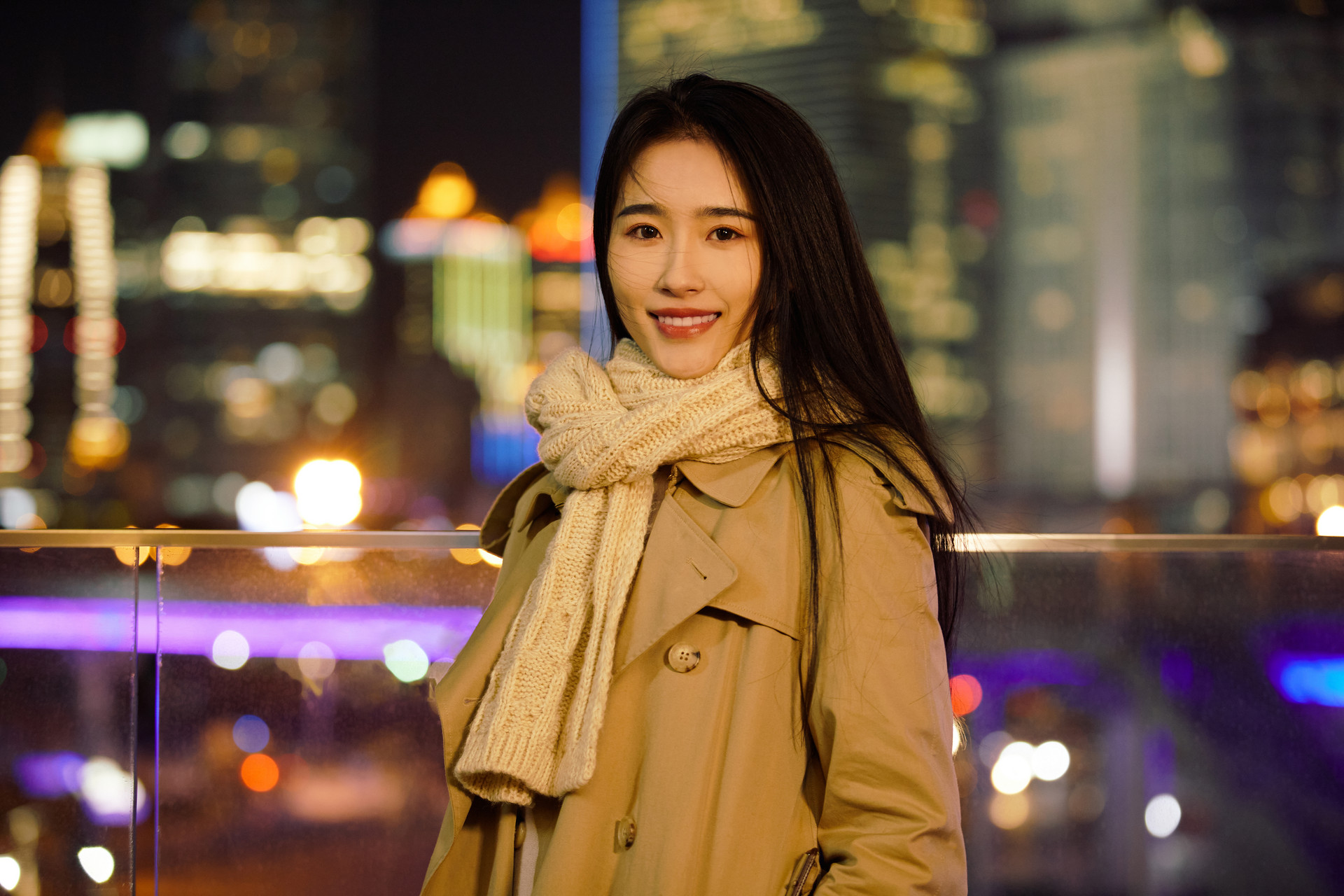 摄图网_501722526_banner_冬季夜晚都市女性人像（企业商用）.jpg