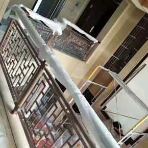 在大理石楼梯踏步上要搭配金色铜扶手
