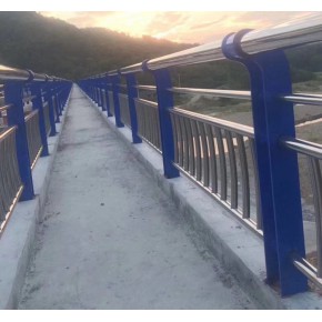 克拉瑪依不銹鋼復合管燈光護欄 聊城致盛護欄生產(chǎn)廠家