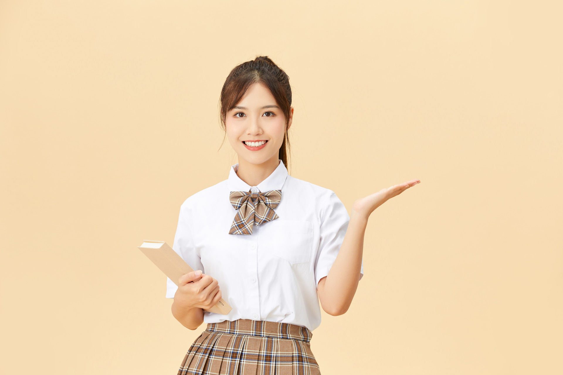 摄图网_501403164_banner_女高中生手拿书本（企业商用）.jpg