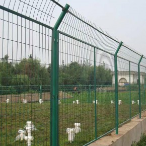 铁路安全防护网  防攀爬护栏网  铁丝焊接隔离栅  道路护栏网  可来图定制