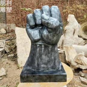 标准拳头铜雕装饰制作厂家 广场抽象类供应 园林拳头铜雕摆件提供