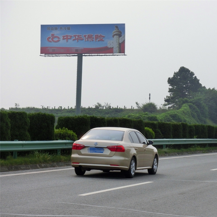 无遮挡的高速公路高炮广告牌单一立柱大气醒目扑面而来